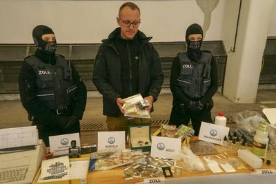 Viagra, Testosteron, Aufputschmittel Medikamente Verpackungen Gold und Geld zeigen Zollbeamte waehrend der Zoll Praesentation von sichergestellten Dopingmitteln, Drogen und Vermoegenswerten wie Bargeld und Gold in einer Halle auf dem Gelaende des Zollfahndungsamtes Hamburg17.04.2025 Der Hamburger Zoll hat einen illegalen Dopingmittel und Drogenvertrieb zerschlagen Die Beamten hatten einen Haendlerring von 3 Bruedern festgenommen die Sachen sichergestellt.Dabei wurden Verm?genswerte in H?he von 189.000 Euro in Bar sowie Gold im Wert von 50.000 Euro Hamburg Deutschland *** Viagra, testosterone, stimulant drugs packaging Gold and money are shown by customs officers during the customs presentation of seized doping agents, drugs and assets su-stock-foto