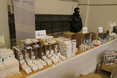 Viagra, Testosteron, Aufputschmittel Medikamente Verpackungen Gold und Geld liegen auf einem Tisch waehrend der Zoll Praesentation von sichergestellten Dopingmitteln, Drogen und Vermoegenswerten wie Bargeld und Gold in einer Halle auf dem Gelaende des Zollfahndungsamtes Hamburg17.04.2025 Der Hamburger Zoll hat einen illegalen Dopingmittel und Drogenvertrieb zerschlagen Die Beamten hatten einen Haendlerring von 3 Bruedern festgenommen die Sachen sichergestellt.Dabei wurden Verm?genswerte in H?he von 189.000 Euro in Bar sowie Gold im Wert von 50.000 Euro Hamburg Deutschland *** Viagra, testosterone, stimulant drugs Packaging Gold and money lie on a table during the customs presentation of seized doping agents, drugs and assets such as cash-stock-foto