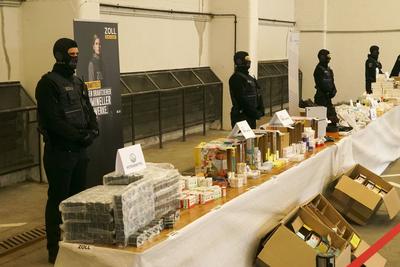 Viagra, Testosteron, Aufputschmittel Medikamente Verpackungen Gold und Geld liegen auf einem Tisch waehrend der Zoll Praesentation von sichergestellten Dopingmitteln, Drogen und Vermoegenswerten wie Bargeld und Gold in einer Halle auf dem Gelaende des Zollfahndungsamtes Hamburg17.04.2025 Der Hamburger Zoll hat einen illegalen Dopingmittel und Drogenvertrieb zerschlagen Die Beamten hatten einen Haendlerring von 3 Bruedern festgenommen die Sachen sichergestellt.Dabei wurden Verm?genswerte in H?he von 189.000 Euro in Bar sowie Gold im Wert von 50.000 Euro Hamburg Deutschland *** Viagra, testosterone, stimulant drugs Packaging Gold and money lie on a table during the customs presentation of seized doping agents, drugs and assets such as cash-stock-foto