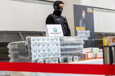 Zoll pr?sentiert beschlagnahmte Dopingmittel und Drogen-stock-foto