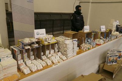 Doppingmittel Verpackungen liegen auf einem Tisch waehrend der Zoll Praesentation von sichergestellten Dopingmitteln, Drogen und Vermoegenswerten wie Bargeld und Gold in einer Halle auf dem Gelaende des Zollfahndungsamtes Hamburg17.04.2025 Der Hamburger Zoll hat einen illegalen Dopingmittel und Drogenvertrieb zerschlagen Die Beamten hatten einen Haendlerring von 3 Bruedern festgenommen die Sachen sichergestellt.Dabei wurden Verm?genswerte in H?he von 189.000 Euro in Bar sowie Gold im Wert von 50.000 Euro Hamburg Deutschland *** Doping agent packaging lies on a table during the customs presentation of seized doping agents, drugs and assets such as cash and gold in a hall on the premises of the Hamburg customs investigation office17 04 2025-stock-foto