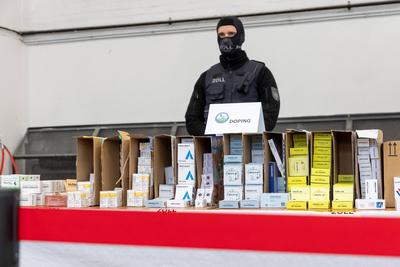 Zoll pr?sentiert beschlagnahmte Dopingmittel und Drogen-stock-foto