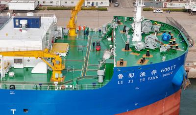 World First 150,000-ton Smart Fishery Farming Workboat-stock-foto