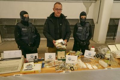Viagra, Testosteron, Aufputschmittel Medikamente Verpackungen Gold und Geld zeigen Zollbeamte waehrend der Zoll Praesentation von sichergestellten Dopingmitteln, Drogen und Vermoegenswerten wie Bargeld und Gold in einer Halle auf dem Gelaende des Zollfahndungsamtes Hamburg17.04.2025 Der Hamburger Zoll hat einen illegalen Dopingmittel und Drogenvertrieb zerschlagen Die Beamten hatten einen Haendlerring von 3 Bruedern festgenommen die Sachen sichergestellt.Dabei wurden Verm?genswerte in H?he von 189.000 Euro in Bar sowie Gold im Wert von 50.000 Euro Hamburg Deutschland *** Viagra, testosterone, stimulant drugs packaging Gold and money are shown by customs officers during the customs presentation of seized doping agents, drugs and assets su-stock-foto