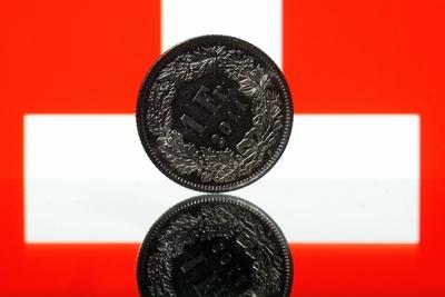 Symbolbild Kaufkraft des schweizer Franken und Einkaufstourismus in die Eurozone Franken Geldm?nze-stock-foto