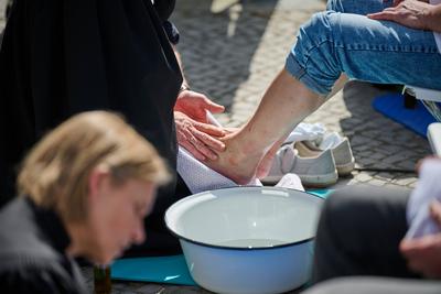 Rituelle Fusswaschung auf Berliner Wochenmarkt-stock-foto