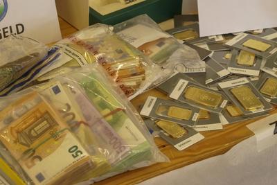Gold Goldbarren Feingold und Geld Euroscheine Bargeld liegen auf einem Tisch waehrend der Zoll Praesentation von sichergestellten Dopingmitteln, Drogen und Vermoegenswerten wie Bargeld und Gold in einer Halle auf dem Gelaende des Zollfahndungsamtes Hamburg17.04.2025 Der Hamburger Zoll hat einen illegalen Dopingmittel und Drogenvertrieb zerschlagen Die Beamten hatten einen Haendlerring von 3 Bruedern festgenommen die Sachen sichergestellt.Dabei wurden Verm?genswerte in H?he von 189.000 Euro in Bar sowie Gold im Wert von 50.000 Euro Hamburg Deutschland *** Gold Gold bars Fine gold and money Euro bills Cash lie on a table during the customs presentation of seized doping agents, drugs and assets such as cash and gold in a hall on the premise-stock-foto