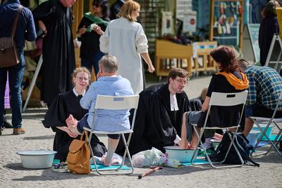 Rituelle Fusswaschung auf Berliner Wochenmarkt-stock-foto