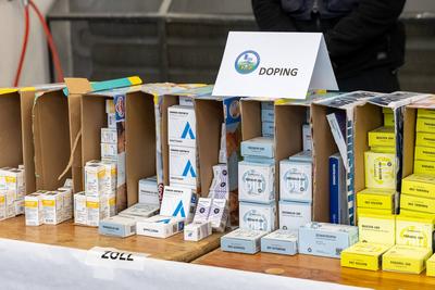 Zoll pr?sentiert beschlagnahmte Dopingmittel und Drogen-stock-foto