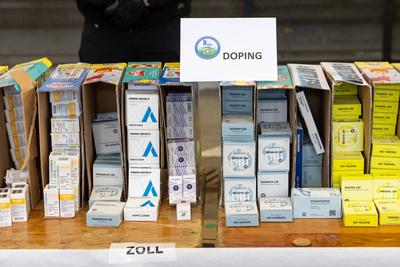 Zoll pr?sentiert beschlagnahmte Dopingmittel und Drogen-stock-foto