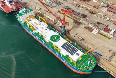 World First 150,000-ton Smart Fishery Farming Workboat-stock-foto