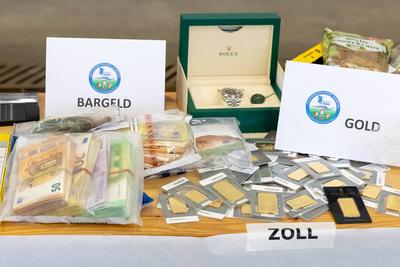 Zoll pr?sentiert beschlagnahmte Dopingmittel und Drogen-stock-foto