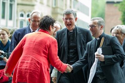 Kardinal Rainer Maria Woelki trifft vor dem Dom die ehemalige Dombaumeisterin Barbara Schock Werner-stock-foto
