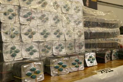 Potenzmittel Viagra Tabletten Verpackungen liegen auf einem Tisch waehrend der Zoll Praesentation von sichergestellten Dopingmitteln, Drogen und Vermoegenswerten wie Bargeld und Gold in einer Halle auf dem Gelaende des Zollfahndungsamtes Hamburg17.04.2025 Der Hamburger Zoll hat einen illegalen Dopingmittel und Drogenvertrieb zerschlagen Die Beamten hatten einen Haendlerring von 3 Bruedern festgenommen die Sachen sichergestellt.Dabei wurden Verm?genswerte in H?he von 189.000 Euro in Bar sowie Gold im Wert von 50.000 Euro Hamburg Deutschland *** Potency Viagra tablets packaging lie on a table during the customs presentation of seized doping agents, drugs and assets such as cash and gold in a hall on the premises of the Hamburg customs inves-stock-foto