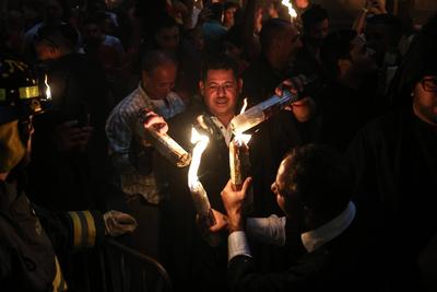 Israel Palestinians Holy Fire Christian pilgrims light candles during the Holy Fire ceremony, at the Church of the Holy-stock-foto
