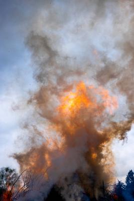 Traditionelles Osterfeuer in Berlin Gatow .-stock-foto