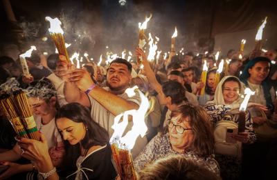 Christen feiern das Heilige Feuer in Jerusalem-stock-foto