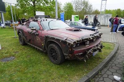 Cruiser Carfreitag am Karfreitag Ca.600 Cruiser treffen sich an der Tankstelle im Industriegebiet von Hambvurg Allermoehe am 18.04.2025 Der Saisonauftakt der Cruiserszene findet traditionelll immer am Krfreitag mit einem sogenannten Car Freitag an . Auch dieses Jahr trafen sich zahlrecher Cruiser und Zuschauer an der Aral Tankstelle Ca.600 Fahrer waren mit ihren getunten Fahrzeugen vor Ort und ca.1000 Personen waren zum ansehen und bestaunen der Fahrzeuge gekommen. Die Polizei war im gesamten Umfeld des Industriegebietes mit zahlreichen uniformierten pr?sent.Zahlreiche Fahrzeuge wurden von der Polizei ?berpr?ft und dabei auch einige Wagen sichergestellt. Auch hatte die Polizei eine Drohne im Einsatz um die Verkehrsstr?me und den Bereic-stock-foto