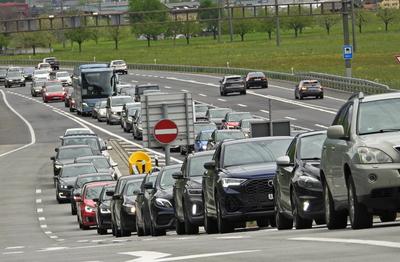 18.04.2025 Kanton Uri Schweiz. Bild : Osterstau am Karfreitag vor dem Gotthard-Tunnel. *** 18 04 2025 Canton Uri Switzer-stock-foto