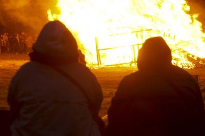 400 Besucher Schaulustige waren vor Ort dabei um einen Blick auf das erste Hamburger Osterfeuer zu richten , Es startete traditionell in Hamburg Moorwerder und wird seit ?ber 40 Jahren bereits am Abend von Gruendonnerstag von der Freiwilligen Feuerwehr Moorwerder angezuendet und bewacht Hamburg 17.04.2025 Osterfeuer auch Jaudus genannt werden zu Ostern in der Liturgie der Kirche und vielerorts aufgrund verschiedener Braeuche entfacht Hamburg Deutschland *** 400 visitors and onlookers were on site to take a look at the first Hamburg Easter fire, which traditionally started in Hamburg Moorwerder and has been lit and guarded by the Moorwerder volunteer fire department for over 40 years on the evening of Maundy Thursday Hamburg 17 04 2025 E-stock-foto