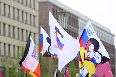 Fahnen der Deutsch Russischen Freundschaft-stock-foto