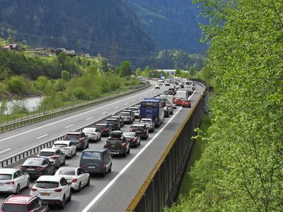 18.04.2025 Kanton Uri Schweiz. Bild : Osterstau am Karfreitag vor dem Gotthard-Tunnel. *** 18 04 2025 Canton Uri Switzer-stock-foto
