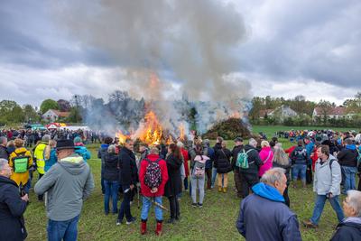 Traditionelles Osterfeuer in Berlin Gatow.-stock-foto