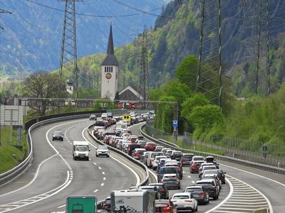 18.04.2025 Kanton Uri Schweiz. Bild : Osterstau am Karfreitag vor dem Gotthard-Tunnel. *** 18 04 2025 Canton Uri Switzer-stock-foto