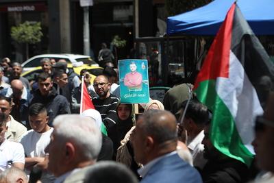 Demonstrators carry posters and portraits of Palestinian prisoners in Israeli jails during a gathering-stock-foto