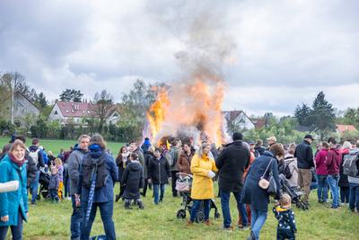 Traditionelles Osterfeuer in Berlin Gatow.-stock-foto