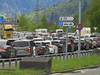 18.04.2025 Kanton Uri Schweiz. Bild : Osterstau am Karfreitag vor dem Gotthard-Tunnel. *** 18 04 2025 Canton Uri Switzer-stock-foto