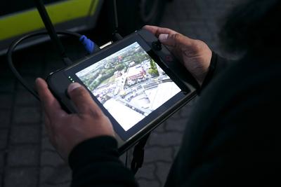 Drohnenueberwachung der Polizei Bildschirm am Boden Cruiser Carfreitag am Karfreitag Ca.600 Cruiser treffen sich an der Tankstelle im Industriegebiet von Hambvurg Allermoehe am 18.04.2025 Der Saisonauftakt der Cruiserszene findet traditionelll immer am Krfreitag mit einem sogenannten Car Freitag an . Auch dieses Jahr trafen sich zahlrecher Cruiser und Zuschauer an der Aral Tankstelle Ca.600 Fahrer waren mit ihren getunten Fahrzeugen vor Ort und ca.1000 Personen waren zum ansehen und bestaunen der Fahrzeuge gekommen. Die Polizei war im gesamten Umfeld des Industriegebietes mit zahlreichen uniformierten pr?sent.Zahlreiche Fahrzeuge wurden von der Polizei ?berpr?ft und dabei auch einige Wagen sichergestellt. Auch hatte die Polizei eine Dr-stock-foto
