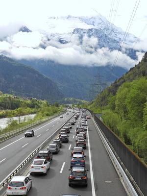 18.04.2025 Kanton Uri Schweiz. Bild : Osterstau am Karfreitag vor dem Gotthard-Tunnel. *** 18 04 2025 Canton Uri Switzer-stock-foto