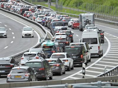 18.04.2025 Kanton Uri Schweiz. Bild : Osterstau am Karfreitag vor dem Gotthard-Tunnel. *** 18 04 2025 Canton Uri Switzer-stock-foto