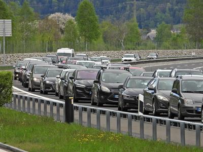 18.04.2025 Kanton Uri Schweiz. Bild : Osterstau am Karfreitag vor dem Gotthard-Tunnel. *** 18 04 2025 Canton Uri Switzer-stock-foto