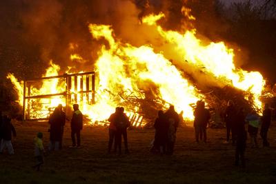 400 Besucher Schaulustige waren vor Ort dabei um einen Blick auf das erste Hamburger Osterfeuer zu richten , Es startete traditionell in Hamburg Moorwerder und wird seit ?ber 40 Jahren bereits am Abend von Gruendonnerstag von der Freiwilligen Feuerwehr Moorwerder angezuendet und bewacht Hamburg 17.04.2025 Osterfeuer auch Jaudus genannt werden zu Ostern in der Liturgie der Kirche und vielerorts aufgrund verschiedener Braeuche entfacht Hamburg Deutschland *** 400 visitors and onlookers were on site to take a look at the first Hamburg Easter fire, which traditionally started in Hamburg Moorwerder and has been lit and guarded by the Moorwerder volunteer fire department for over 40 years on the evening of Maundy Thursday Hamburg 17 04 2025 E-stock-foto