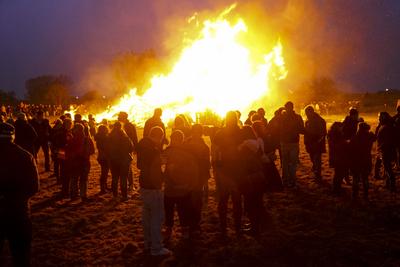400 Besucher Schaulustige waren vor Ort dabei um einen Blick auf das erste Hamburger Osterfeuer zu richten , Es startete traditionell in Hamburg Moorwerder und wird seit ?ber 40 Jahren bereits am Abend von Gruendonnerstag von der Freiwilligen Feuerwehr Moorwerder angezuendet und bewacht Hamburg 17.04.2025 Osterfeuer auch Jaudus genannt werden zu Ostern in der Liturgie der Kirche und vielerorts aufgrund verschiedener Braeuche entfacht Hamburg Deutschland *** 400 visitors and onlookers were on site to take a look at the first Hamburg Easter fire, which traditionally started in Hamburg Moorwerder and has been lit and guarded by the Moorwerder volunteer fire department for over 40 years on the evening of Maundy Thursday Hamburg 17 04 2025 E-stock-foto