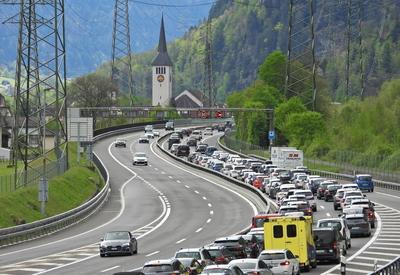 18.04.2025 Kanton Uri Schweiz. Bild : Osterstau am Karfreitag vor dem Gotthard-Tunnel. *** 18 04 2025 Canton Uri Switzer-stock-foto