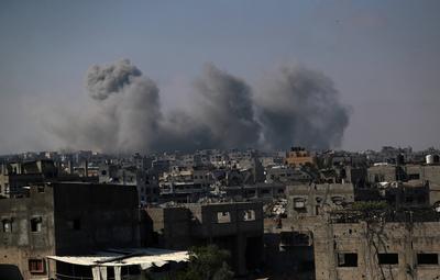 Smoke rises following Israeli attacks on the Tuffah neighborhood in eastern Gaza City-stock-foto