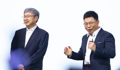 SHANGHAI, CHINA - APRIL 17: Chairman of Chery Holding Group Yin Tongyue (L) and chairman of Huawei s device business gro-stock-foto