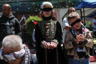 Demonstrators carry posters and portraits of Palestinian prisoners in Israeli jails during a gathering-stock-foto