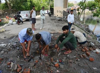 Delhi LG VK Saxena, CM Rekha Gupta Inspect Three Major Drains, Expedite Cleaning Efforts-stock-photo