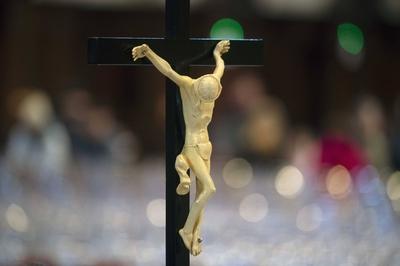 ITALY -  EXPOSITION IF THE RELIC OF THE HOLY CROSS IN ST PETER'S BASILICA AT  THE VATICAN  - 2025/4/18-stock-foto