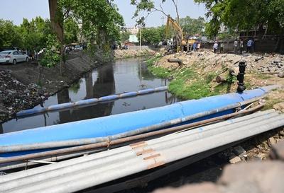 Delhi LG VK Saxena, CM Rekha Gupta Inspect Three Major Drains, Expedite Cleaning Efforts-stock-photo