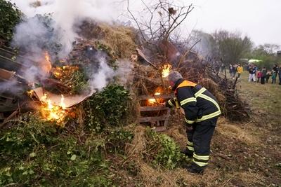 Anzuenden des Oster Feuer duch einen Feuewrwehrmann Das erste Hamburger Osterfeuer startete traditionell in Hamburg Moorwerder es wird seit ?ber 40 Jahren bereits am Abend von Gruendonnerstag von der Freiwilligen Feuerwehr Moorwerder angezuendet und bewacht mit dabei ca Ca. 400 Besucher Hamburg 17.04.2025-Osterfeuer auch Jaudus genannt werden zu Ostern in der Liturgie der Kirche und vielerorts aufgrund verschiedener Braeuche entfacht Hamburg Deutschland *** Lighting of the Easter fire by a fireman The first Hamburg Easter fire traditionally started in Hamburg Moorwerder it has been lit and guarded by the Moorwerder volunteer fire department for over 40 years on the evening of Maundy Thursday with approx. 400 visitors Hamburg 17 04 2025 E-stock-foto