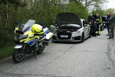 Polizisten Polizei bei der Fahrzeug Kontrolle PKW auf der Strasse Cruiser Carfreitag am Karfreitag Ca.600 Cruiser treffen sich an der Tankstelle im Industriegebiet von Hambvurg Allermoehe am 18.04.2025 Der Saisonauftakt der Cruiserszene findet traditionelll immer am Krfreitag mit einem sogenannten Car Freitag an . Auch dieses Jahr trafen sich zahlrecher Cruiser und Zuschauer an der Aral Tankstelle Ca.600 Fahrer waren mit ihren getunten Fahrzeugen vor Ort und ca.1000 Personen waren zum ansehen und bestaunen der Fahrzeuge gekommen. Die Polizei war im gesamten Umfeld des Industriegebietes mit zahlreichen uniformierten pr?sent.Zahlreiche Fahrzeuge wurden von der Polizei ?berpr?ft und dabei auch einige Wagen sichergestellt. Auch hatte die P-stock-foto