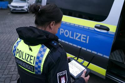Drohnenueberwachung der Polizei Bildschirm am Boden Cruiser Carfreitag am Karfreitag Ca.600 Cruiser treffen sich an der Tankstelle im Industriegebiet von Hambvurg Allermoehe am 18.04.2025 Der Saisonauftakt der Cruiserszene findet traditionelll immer am Krfreitag mit einem sogenannten Car Freitag an . Auch dieses Jahr trafen sich zahlrecher Cruiser und Zuschauer an der Aral Tankstelle Ca.600 Fahrer waren mit ihren getunten Fahrzeugen vor Ort und ca.1000 Personen waren zum ansehen und bestaunen der Fahrzeuge gekommen. Die Polizei war im gesamten Umfeld des Industriegebietes mit zahlreichen uniformierten pr?sent.Zahlreiche Fahrzeuge wurden von der Polizei ?berpr?ft und dabei auch einige Wagen sichergestellt. Auch hatte die Polizei eine Dr-stock-foto