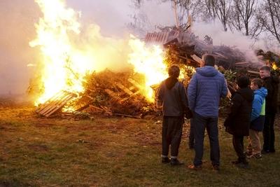 400 Besucher Schaulustige waren vor Ort dabei um einen Blick auf das erste Hamburger Osterfeuer zu richten , Es startete traditionell in Hamburg Moorwerder und wird seit ?ber 40 Jahren bereits am Abend von Gruendonnerstag von der Freiwilligen Feuerwehr Moorwerder angezuendet und bewacht Hamburg 17.04.2025 Osterfeuer auch Jaudus genannt werden zu Ostern in der Liturgie der Kirche und vielerorts aufgrund verschiedener Braeuche entfacht Hamburg Deutschland *** 400 visitors and onlookers were on site to take a look at the first Hamburg Easter fire, which traditionally started in Hamburg Moorwerder and has been lit and guarded by the Moorwerder volunteer fire department for over 40 years on the evening of Maundy Thursday Hamburg 17 04 2025 E-stock-foto