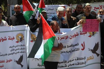 Demonstrators carry posters and portraits of Palestinian prisoners in Israeli jails during a gathering-stock-foto