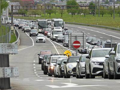 18.04.2025 Kanton Uri Schweiz. Bild : Osterstau am Karfreitag vor dem Gotthard-Tunnel. *** 18 04 2025 Canton Uri Switzer-stock-foto